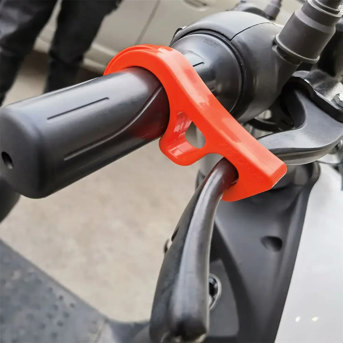 Crochet de verrouillage de frein de stationnement pour moto
